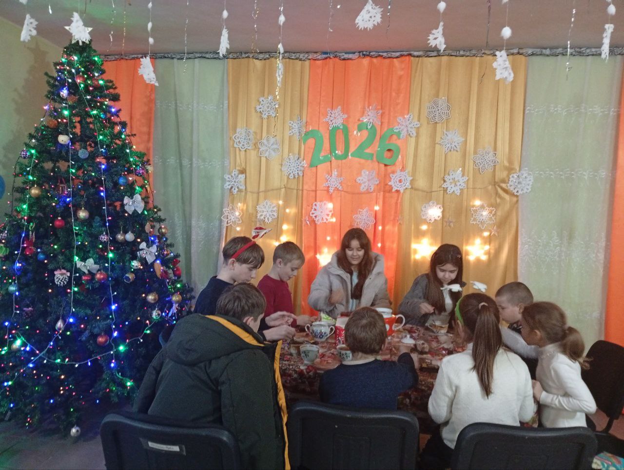 "ЁЛКУ ВМЕСТЕ МЫ УКРАСИМ!". Вот и наступила самая волшебная пора - время готовиться к Новому году! И какой же праздник без пушистой красавицы - ёлки? "ЁЛКУ ВМЕСТЕ МЫ УКРАСИМ!". Вот и наступила самая волшебная пора - время готовиться к Новому году! И какой же праздник без пушистой красавицы - ёлки?