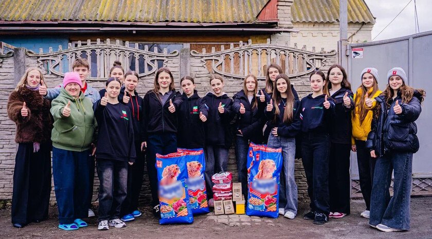 В Запорожской области активисты передали приюту «Зоозащитник» 80 кг корма