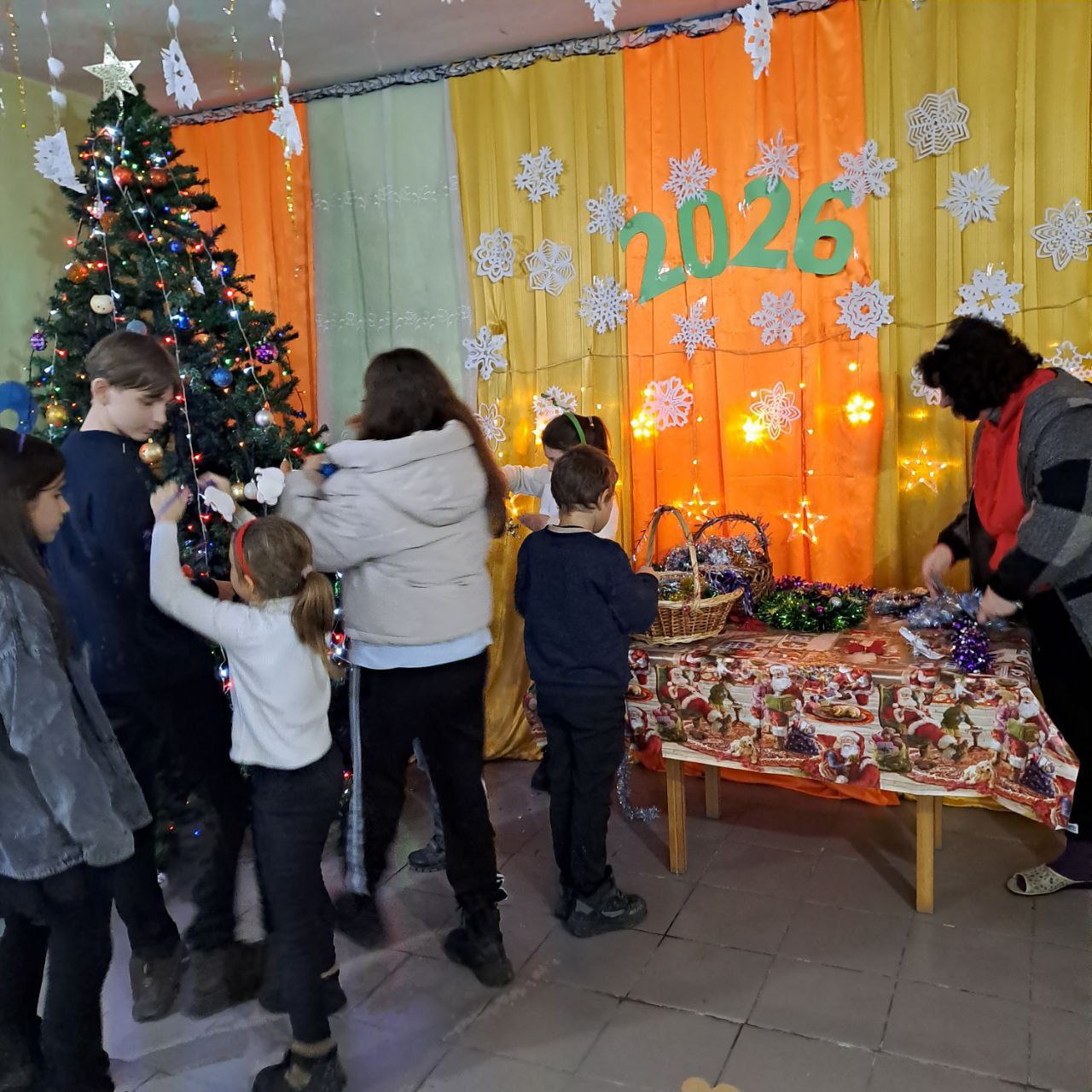 "ЁЛКУ ВМЕСТЕ МЫ УКРАСИМ!". Вот и наступила самая волшебная пора - время готовиться к Новому году! И какой же праздник без пушистой красавицы - ёлки? "ЁЛКУ ВМЕСТЕ МЫ УКРАСИМ!". Вот и наступила самая волшебная пора - время готовиться к Новому году! И какой же праздник без пушистой красавицы - ёлки?