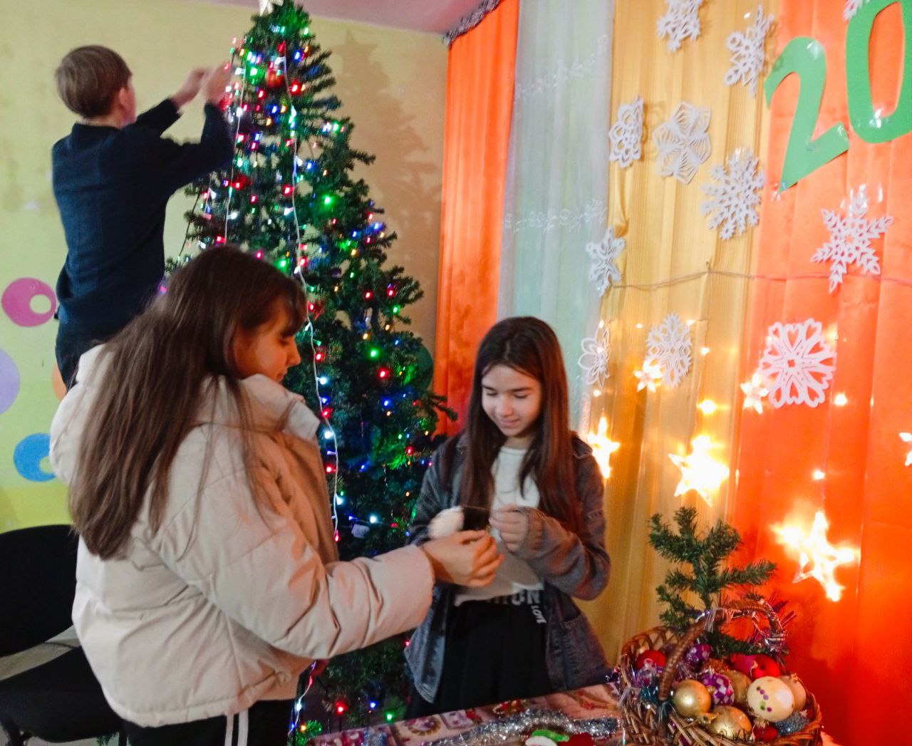 "ЁЛКУ ВМЕСТЕ МЫ УКРАСИМ!". Вот и наступила самая волшебная пора - время готовиться к Новому году! И какой же праздник без пушистой красавицы - ёлки? "ЁЛКУ ВМЕСТЕ МЫ УКРАСИМ!". Вот и наступила самая волшебная пора - время готовиться к Новому году! И какой же праздник без пушистой красавицы - ёлки?