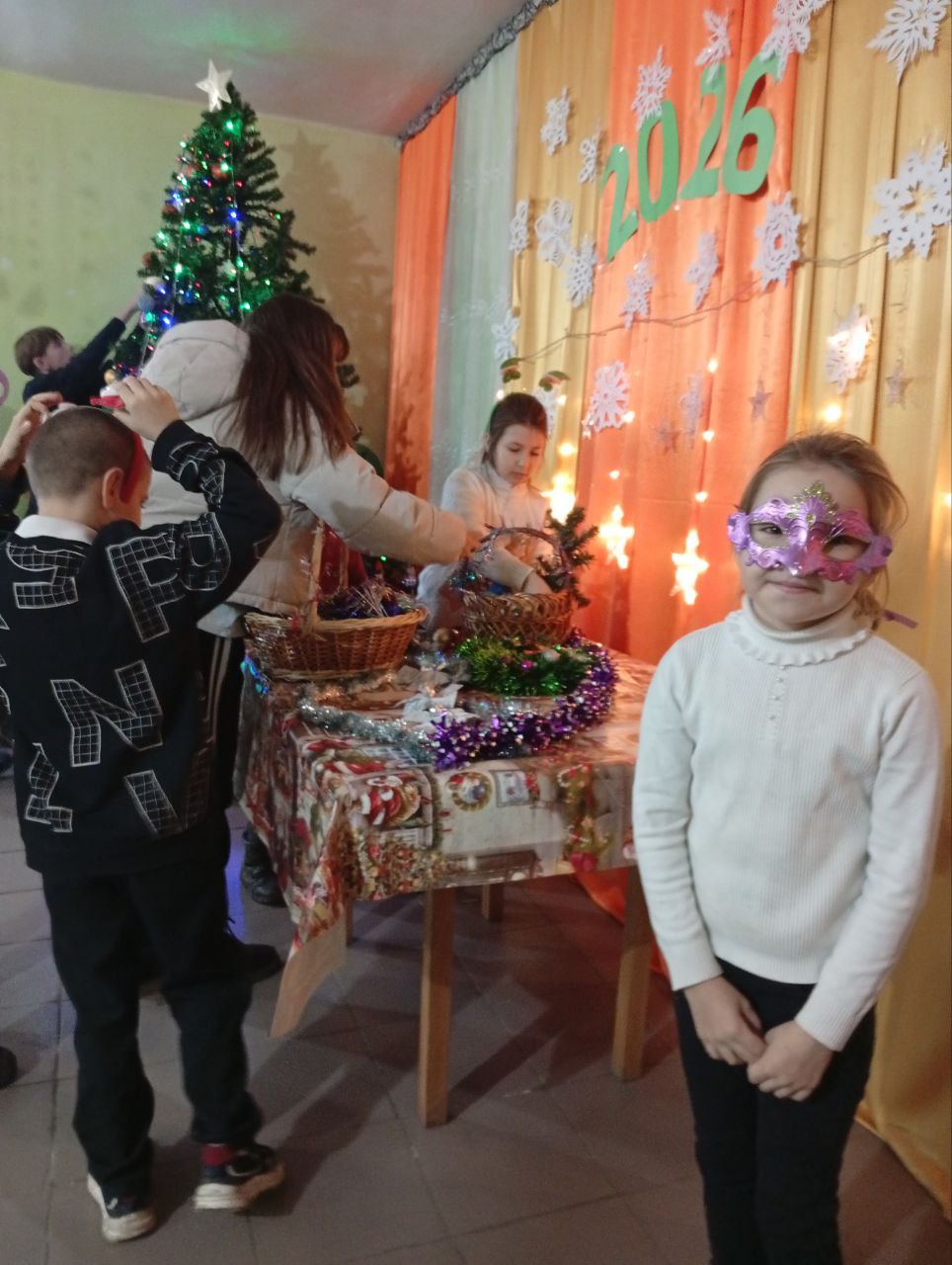 "ЁЛКУ ВМЕСТЕ МЫ УКРАСИМ!". Вот и наступила самая волшебная пора - время готовиться к Новому году! И какой же праздник без пушистой красавицы - ёлки? "ЁЛКУ ВМЕСТЕ МЫ УКРАСИМ!". Вот и наступила самая волшебная пора - время готовиться к Новому году! И какой же праздник без пушистой красавицы - ёлки?