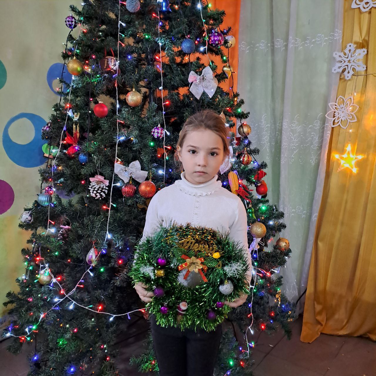 "ЁЛКУ ВМЕСТЕ МЫ УКРАСИМ!". Вот и наступила самая волшебная пора - время готовиться к Новому году! И какой же праздник без пушистой красавицы - ёлки? "ЁЛКУ ВМЕСТЕ МЫ УКРАСИМ!". Вот и наступила самая волшебная пора - время готовиться к Новому году! И какой же праздник без пушистой красавицы - ёлки?