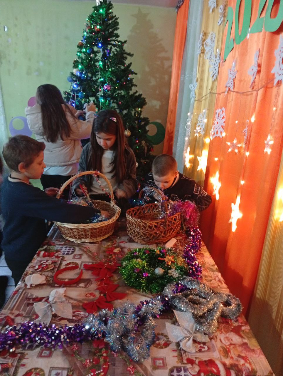 "ЁЛКУ ВМЕСТЕ МЫ УКРАСИМ!". Вот и наступила самая волшебная пора - время готовиться к Новому году! И какой же праздник без пушистой красавицы - ёлки? "ЁЛКУ ВМЕСТЕ МЫ УКРАСИМ!". Вот и наступила самая волшебная пора - время готовиться к Новому году! И какой же праздник без пушистой красавицы - ёлки?