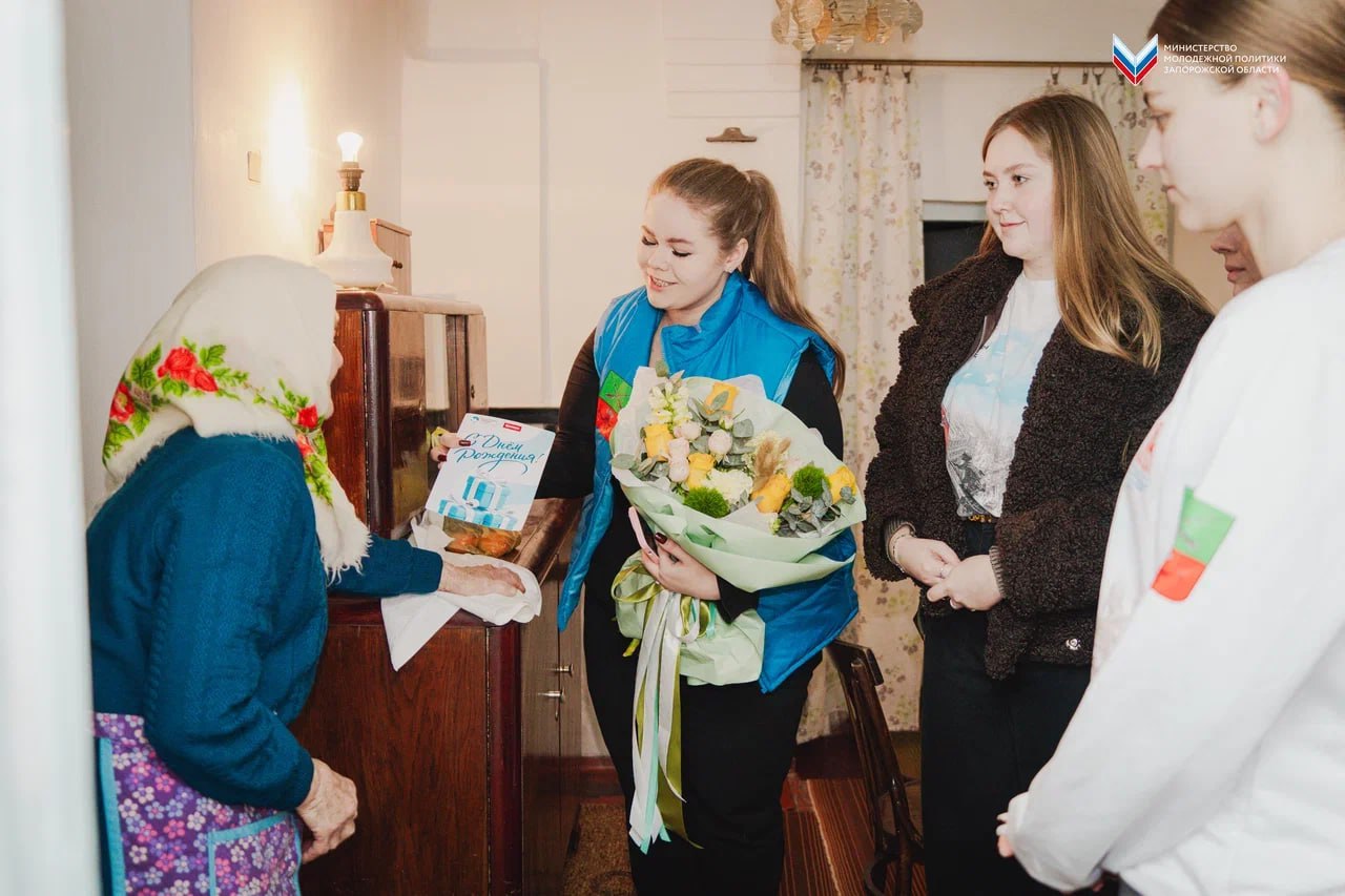 «Волонтёры Победы» поздравили ветерана с Днём рождения «Волонтёры Победы» поздравили ветерана с Днём рождения