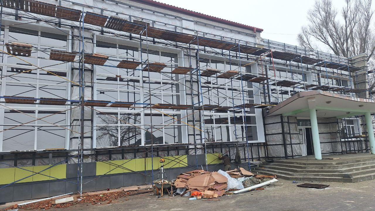 Строители из Архангельской области продолжают ремонт Дома культуры в Терпенье