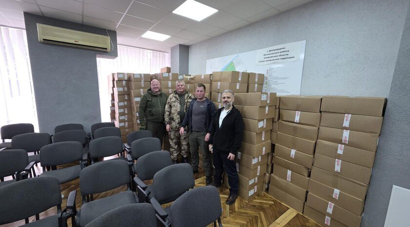 В Васильевский округ из Карелии передали книги и материалы для мастер-классов