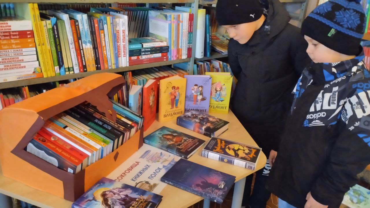 "Сокровища книжных полок". В рамках районной библиотечной акции "Книжные сокровища" Владимировская сельская библиотека приглашает читателей познакомиться с книжными новинками, которые поступили в нашу библиотеку "Сокровища книжных полок". В рамках районной библиотечной акции "Книжные сокровища" Владимировская сельская библиотека приглашает читателей познакомиться с книжными новинками, которые поступили в нашу библиотеку