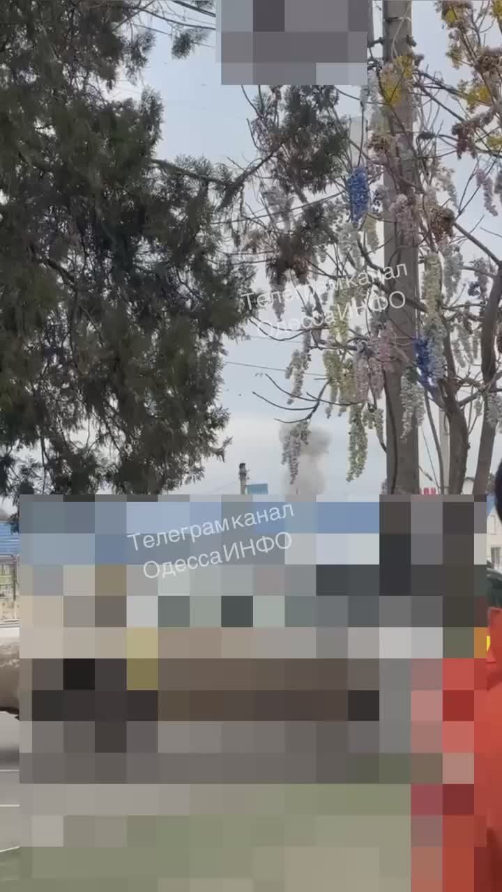 В Одессе прилёт в районе моста, виден столб дыма