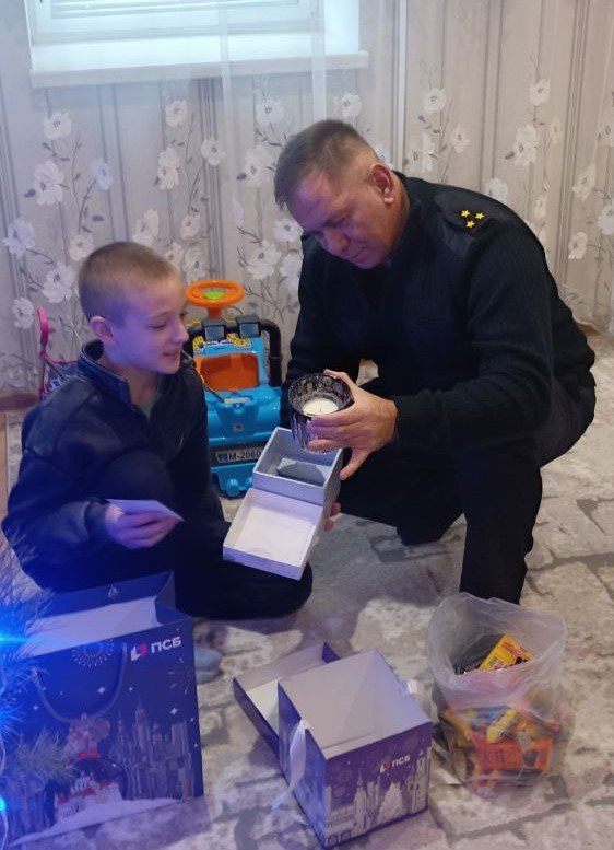 В преддверии празднования Нового года сотрудники Управления по вопросам миграции ГУ МВД России по Запорожской области в рамках акции «Полицейский Дед Мороз» навестили семью погибшего коллеги и тепло поздравили детей с... В преддверии празднования Нового года сотрудники Управления по вопросам миграции ГУ МВД России по Запорожской области в рамках акции «Полицейский Дед Мороз» навестили семью погибшего коллеги и тепло поздравили детей с...