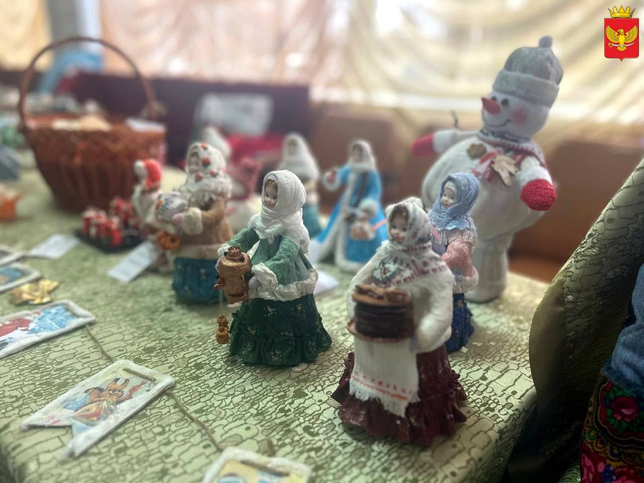 В фойе Приморского городского Дома культуры в предпраздничные дни проходит выставка-продажа изделий ручной работы В фойе Приморского городского Дома культуры в предпраздничные дни проходит выставка-продажа изделий ручной работы