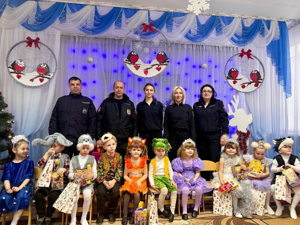 В Розовке Запорожской области прошёл предновогодний утренник в рамках акции «Полицейский Дед Мороз» В Розовке Запорожской области прошёл предновогодний утренник в рамках акции «Полицейский Дед Мороз»