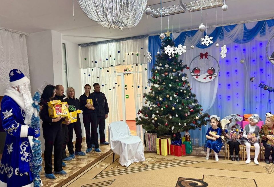 В Розовке Запорожской области прошёл предновогодний утренник в рамках акции «Полицейский Дед Мороз» В Розовке Запорожской области прошёл предновогодний утренник в рамках акции «Полицейский Дед Мороз»
