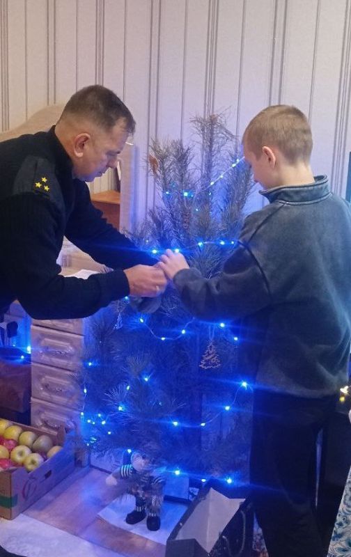 В преддверии празднования Нового года сотрудники Управления по вопросам миграции ГУ МВД России по Запорожской области в рамках акции «Полицейский Дед Мороз» навестили семью погибшего коллеги и тепло поздравили детей с... В преддверии празднования Нового года сотрудники Управления по вопросам миграции ГУ МВД России по Запорожской области в рамках акции «Полицейский Дед Мороз» навестили семью погибшего коллеги и тепло поздравили детей с...