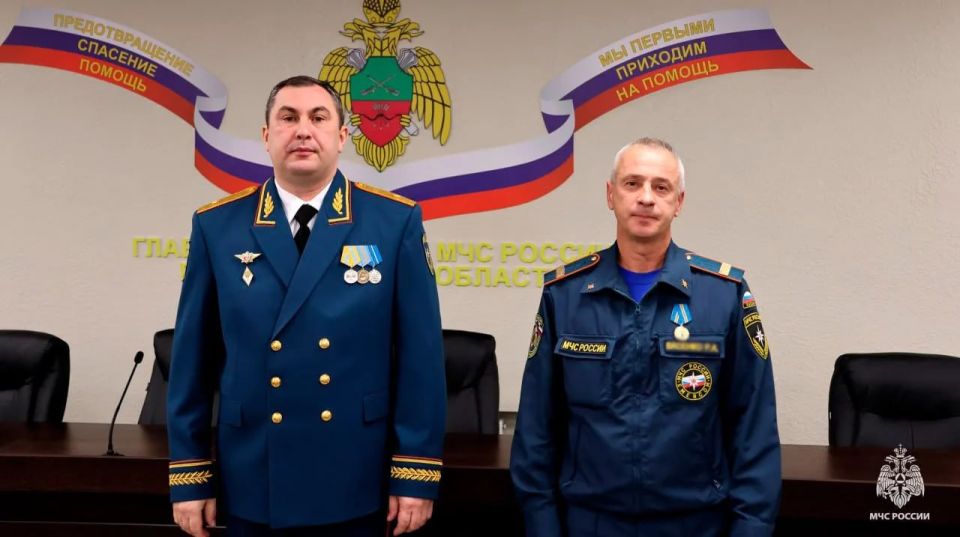 В преддверии Дня Спасателя Российской Федерации начальник Главного управления МЧС России по Запорожской области, генерал-майор внутренней службы Дмитрий Кучерков поздравил личный состав с праздником и вручил спасателям... В преддверии Дня Спасателя Российской Федерации начальник Главного управления МЧС России по Запорожской области, генерал-майор внутренней службы Дмитрий Кучерков поздравил личный состав с праздником и вручил спасателям...