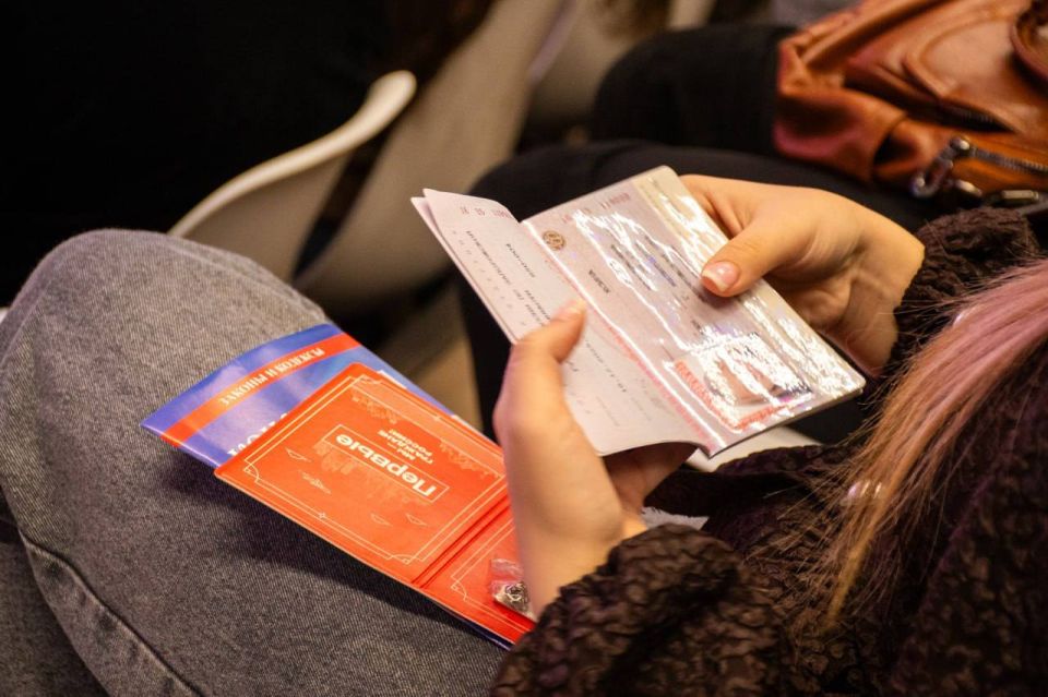 Первые паспорта вручили юным жителям Мелитополя Первые паспорта вручили юным жителям Мелитополя