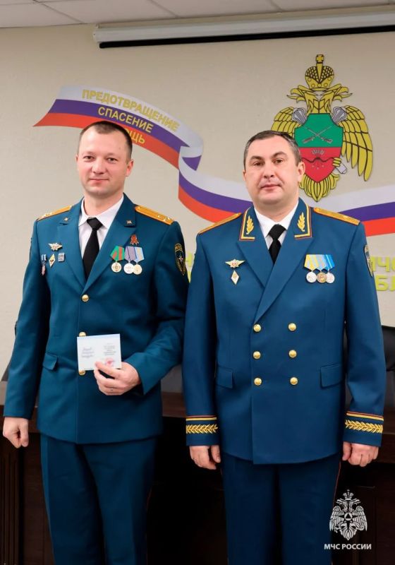 В преддверии Дня Спасателя Российской Федерации начальник Главного управления МЧС России по Запорожской области, генерал-майор внутренней службы Дмитрий Кучерков поздравил личный состав с праздником и вручил спасателям... В преддверии Дня Спасателя Российской Федерации начальник Главного управления МЧС России по Запорожской области, генерал-майор внутренней службы Дмитрий Кучерков поздравил личный состав с праздником и вручил спасателям...