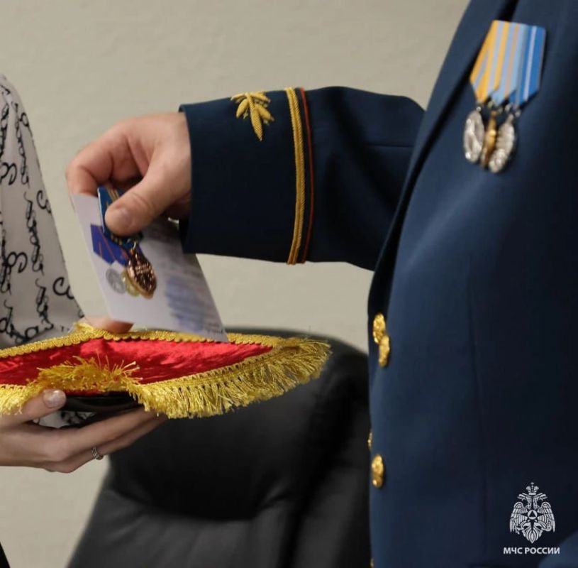 В преддверии Дня Спасателя Российской Федерации начальник Главного управления МЧС России по Запорожской области, генерал-майор внутренней службы Дмитрий Кучерков поздравил личный состав с праздником и вручил спасателям... В преддверии Дня Спасателя Российской Федерации начальник Главного управления МЧС России по Запорожской области, генерал-майор внутренней службы Дмитрий Кучерков поздравил личный состав с праздником и вручил спасателям...