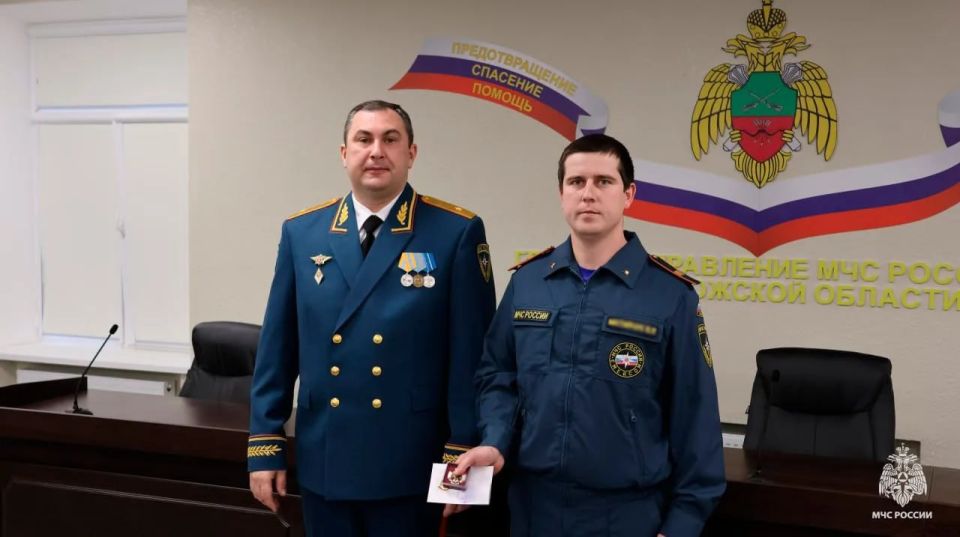 В преддверии Дня Спасателя Российской Федерации начальник Главного управления МЧС России по Запорожской области, генерал-майор внутренней службы Дмитрий Кучерков поздравил личный состав с праздником и вручил спасателям... В преддверии Дня Спасателя Российской Федерации начальник Главного управления МЧС России по Запорожской области, генерал-майор внутренней службы Дмитрий Кучерков поздравил личный состав с праздником и вручил спасателям...