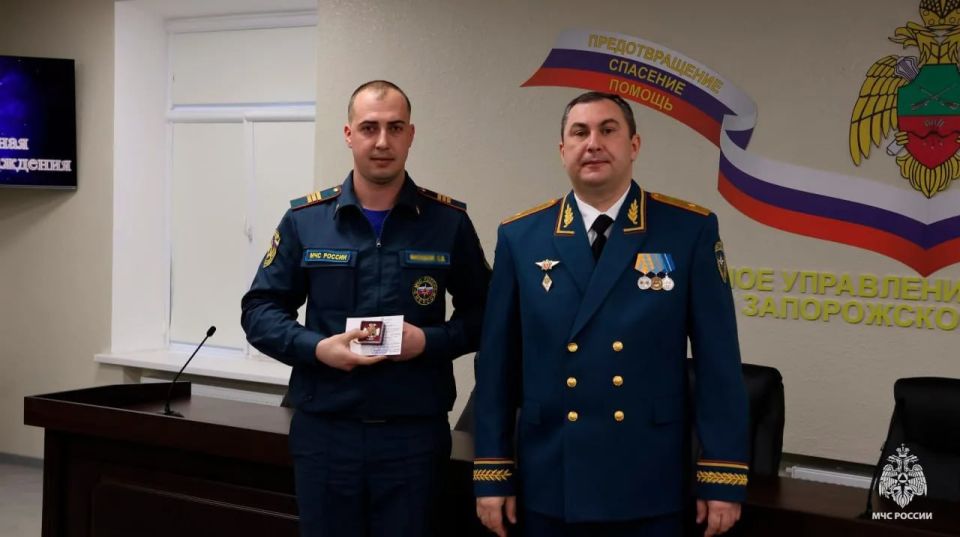 В преддверии Дня Спасателя Российской Федерации начальник Главного управления МЧС России по Запорожской области, генерал-майор внутренней службы Дмитрий Кучерков поздравил личный состав с праздником и вручил спасателям... В преддверии Дня Спасателя Российской Федерации начальник Главного управления МЧС России по Запорожской области, генерал-майор внутренней службы Дмитрий Кучерков поздравил личный состав с праздником и вручил спасателям...