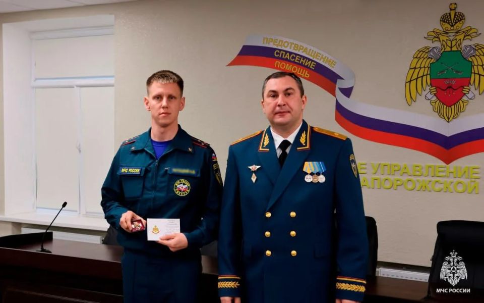 В преддверии Дня Спасателя Российской Федерации начальник Главного управления МЧС России по Запорожской области, генерал-майор внутренней службы Дмитрий Кучерков поздравил личный состав с праздником и вручил спасателям... В преддверии Дня Спасателя Российской Федерации начальник Главного управления МЧС России по Запорожской области, генерал-майор внутренней службы Дмитрий Кучерков поздравил личный состав с праздником и вручил спасателям...