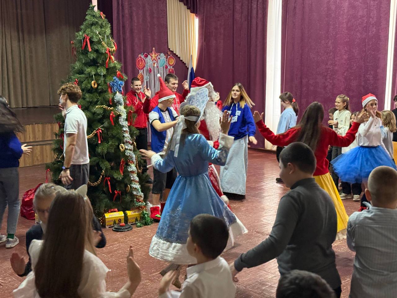 В общеобразовательной школе №1 г.Токмак состоялся яркий и увлекательный новогодний утренник под названием «Заколдованный телефон Белоснежки» для 1-4 классов В общеобразовательной школе №1 г.Токмак состоялся яркий и увлекательный новогодний утренник под названием «Заколдованный телефон Белоснежки» для 1-4 классов