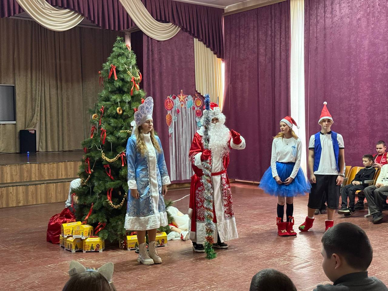 В общеобразовательной школе №1 г.Токмак состоялся яркий и увлекательный новогодний утренник под названием «Заколдованный телефон Белоснежки» для 1-4 классов