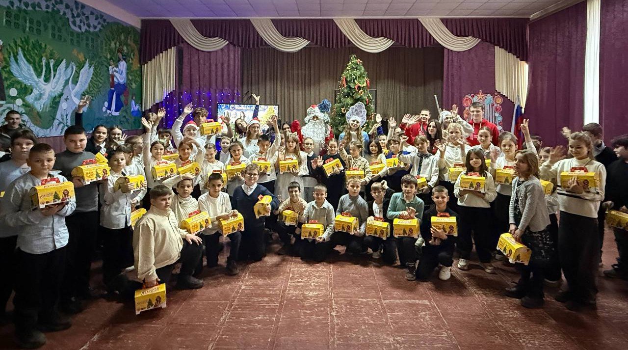 В общеобразовательной школе №1 г.Токмак состоялся яркий и увлекательный новогодний утренник под названием «Заколдованный телефон Белоснежки» для 1-4 классов В общеобразовательной школе №1 г.Токмак состоялся яркий и увлекательный новогодний утренник под названием «Заколдованный телефон Белоснежки» для 1-4 классов