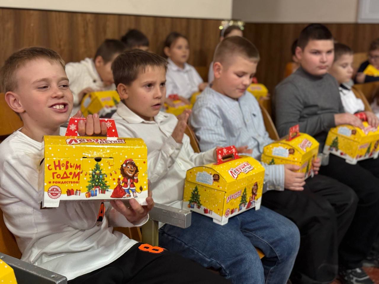 В общеобразовательной школе №1 г.Токмак состоялся яркий и увлекательный новогодний утренник под названием «Заколдованный телефон Белоснежки» для 1-4 классов В общеобразовательной школе №1 г.Токмак состоялся яркий и увлекательный новогодний утренник под названием «Заколдованный телефон Белоснежки» для 1-4 классов