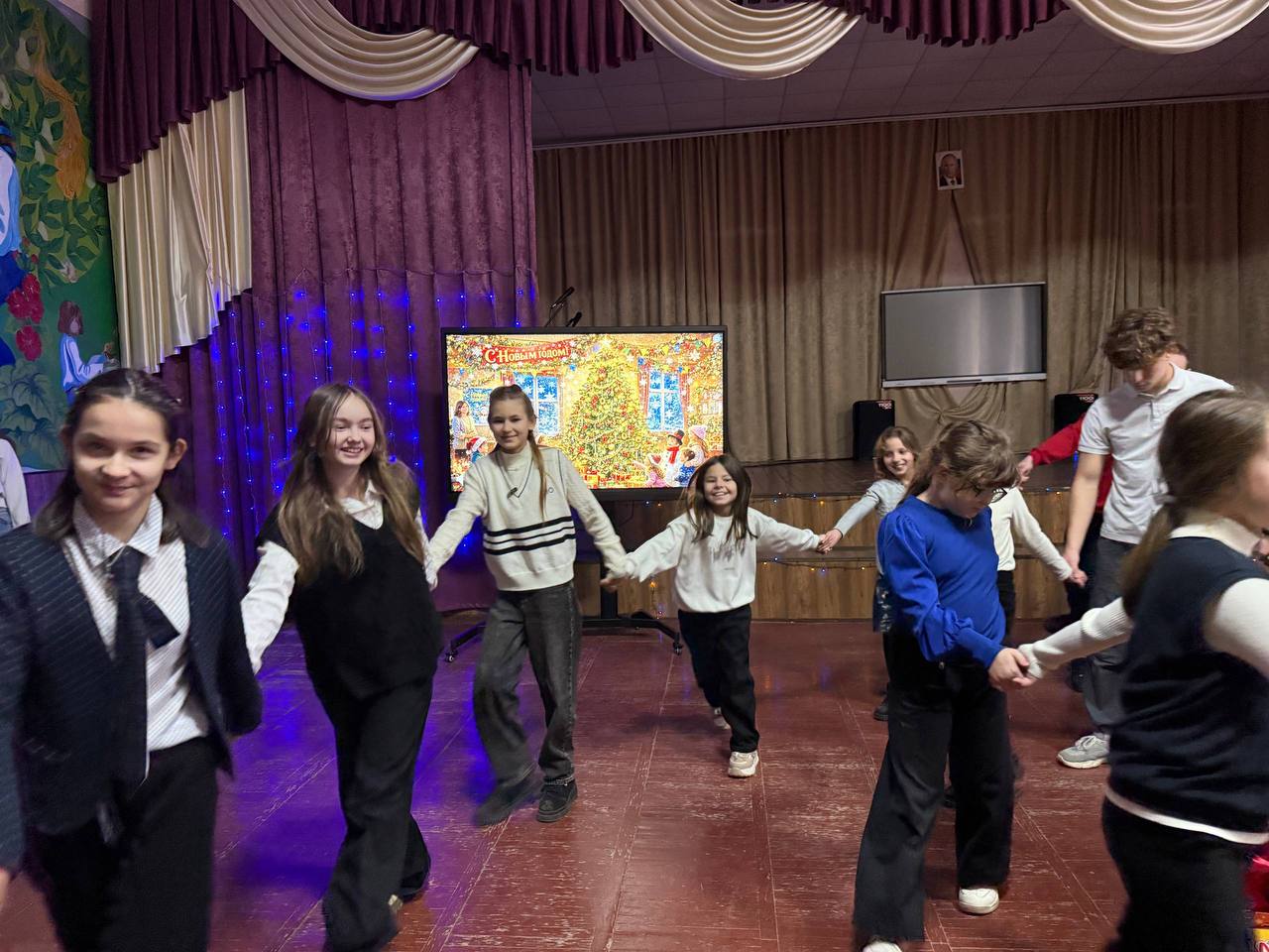 В общеобразовательной школе №1 г.Токмак состоялся яркий и увлекательный новогодний утренник под названием «Заколдованный телефон Белоснежки» для 1-4 классов В общеобразовательной школе №1 г.Токмак состоялся яркий и увлекательный новогодний утренник под названием «Заколдованный телефон Белоснежки» для 1-4 классов