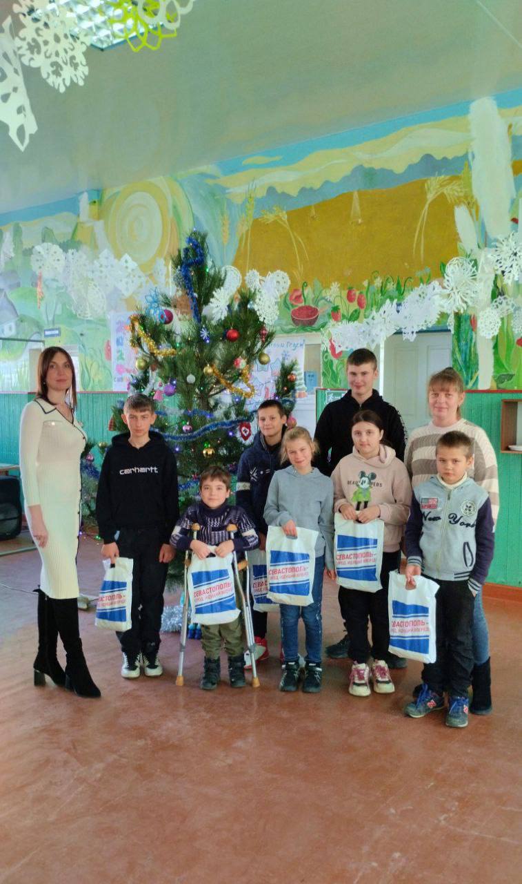 Поддержка и забота. Сотрудники администрации Мелитопольского муниципального округа посетили детей из села Новониколаевка, оставшихся без попечения родителей, а также семьи, находящиеся на сопровождении Комиссии по делам...