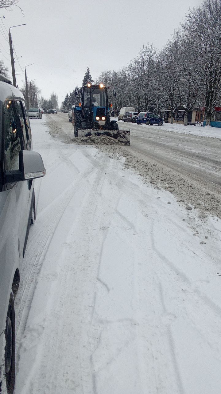 Работники МБУ «Центр городского хозяйства города Днепрорудное» ежедневно расчищают снег Работники МБУ «Центр городского хозяйства города Днепрорудное» ежедневно расчищают снег
