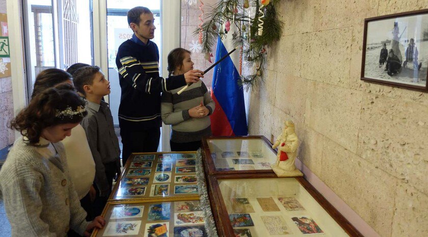 В Токмакском музее открылась выставка об истории празднования Нового года в городе