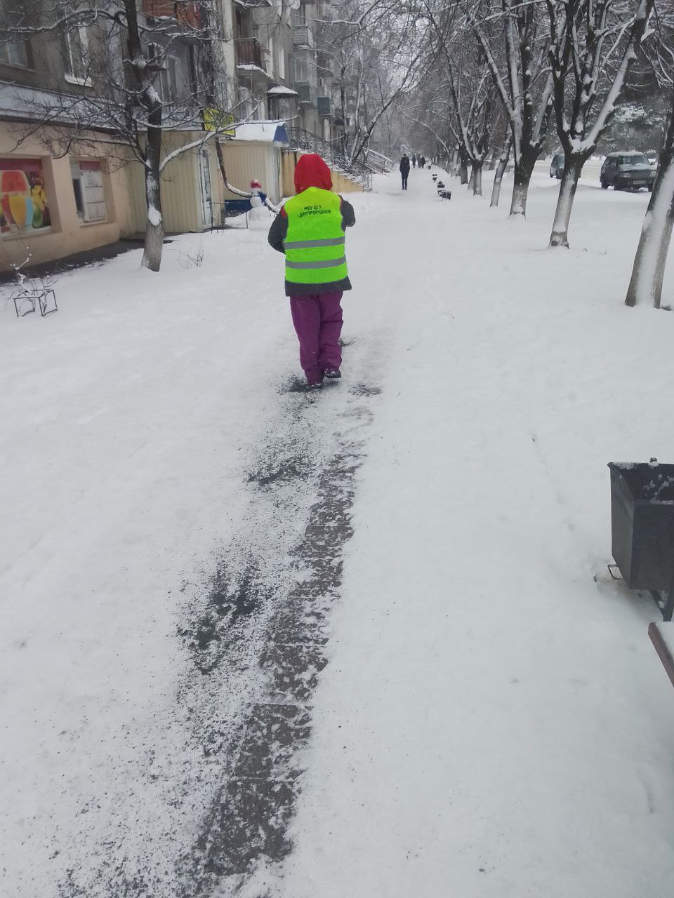 Работники МБУ «Центр городского хозяйства города Днепрорудное» ежедневно расчищают снег Работники МБУ «Центр городского хозяйства города Днепрорудное» ежедневно расчищают снег