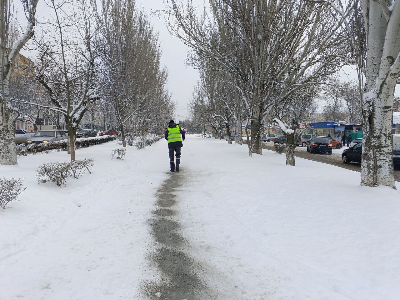 Работники МБУ «Центр городского хозяйства города Днепрорудное» ежедневно расчищают снег Работники МБУ «Центр городского хозяйства города Днепрорудное» ежедневно расчищают снег
