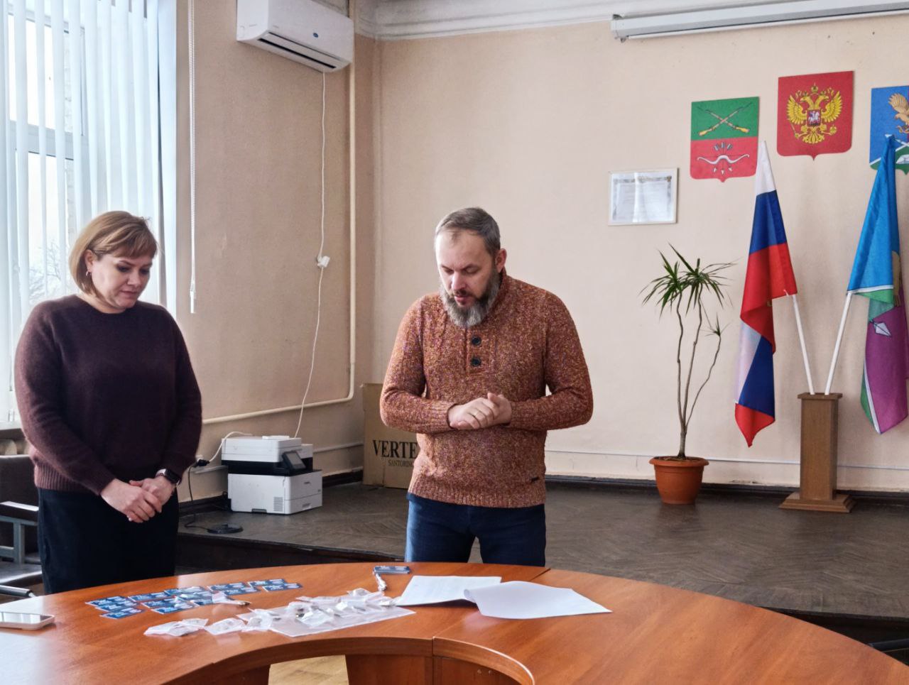 В актовом зале администрации Куйбышевского муниципального округа состоялось вручение партийных билетов В актовом зале администрации Куйбышевского муниципального округа состоялось вручение партийных билетов