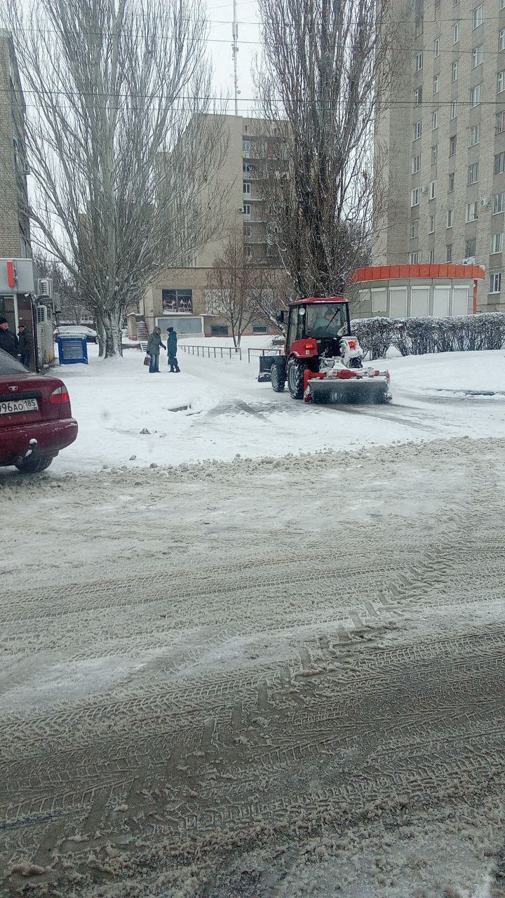 Работники МБУ «Центр городского хозяйства города Днепрорудное» ежедневно расчищают снег Работники МБУ «Центр городского хозяйства города Днепрорудное» ежедневно расчищают снег