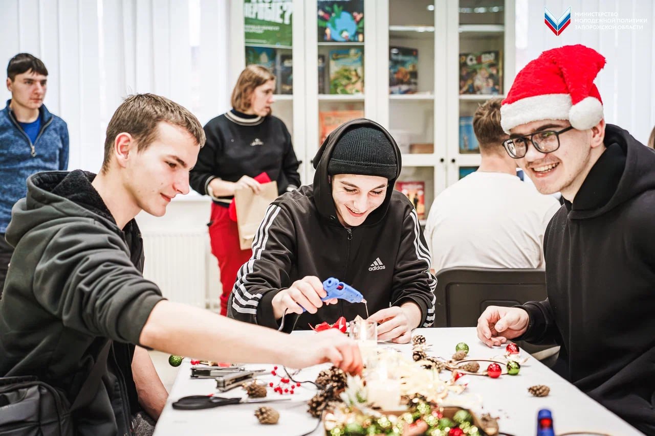 Для молодёжи Бердянска прошло новогоднее мероприятие Для молодёжи Бердянска прошло новогоднее мероприятие
