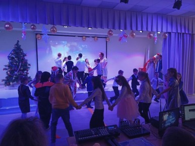 В культурных и общеобразовательных учреждениях Приморского муниципалитета на прошлой неделе состоялись предновогодние торжества для детей