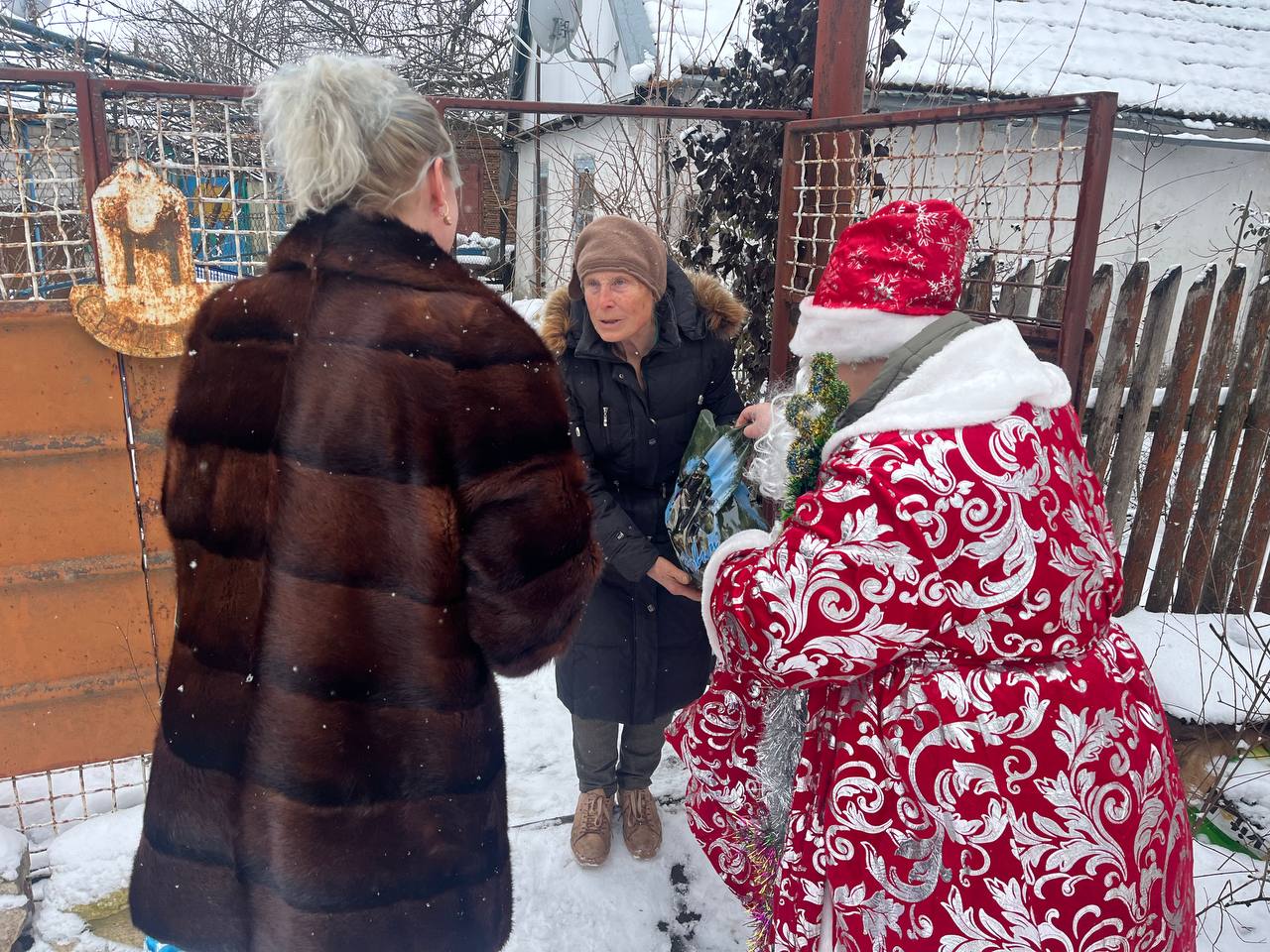 Перед Новым годом услышать добрые слова поздравлений и пожелания счастья и здоровья, получить подарок хочется каждому человеку - и детям, и взрослым Перед Новым годом услышать добрые слова поздравлений и пожелания счастья и здоровья, получить подарок хочется каждому человеку - и детям, и взрослым