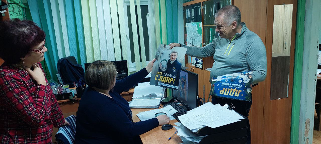 В Запорожской области активисты ЛДПР продолжают раздачу партийной газеты и рассказывают жителям о праздничном розыгрыше призов В Запорожской области активисты ЛДПР продолжают раздачу партийной газеты и рассказывают жителям о праздничном розыгрыше призов