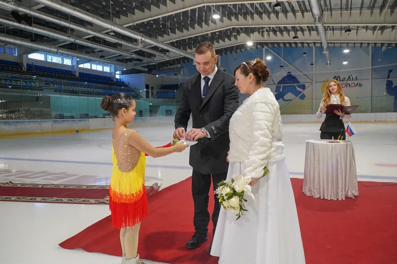 Феерическим завершением 2025 года стало поистине уникальное событие: впервые на Ледовой арене состоялась торжественная церемония бракосочетания Феерическим завершением 2025 года стало поистине уникальное событие: впервые на Ледовой арене состоялась торжественная церемония бракосочетания