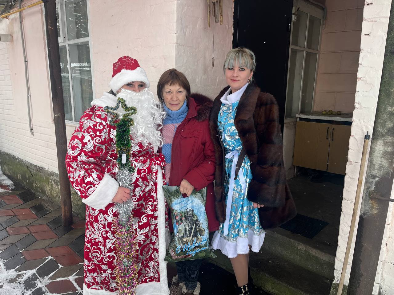 Перед Новым годом услышать добрые слова поздравлений и пожелания счастья и здоровья, получить подарок хочется каждому человеку - и детям, и взрослым