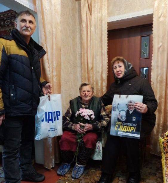 В Запорожской области активисты ЛДПР продолжают раздачу партийной газеты и рассказывают жителям о праздничном розыгрыше призов В Запорожской области активисты ЛДПР продолжают раздачу партийной газеты и рассказывают жителям о праздничном розыгрыше призов