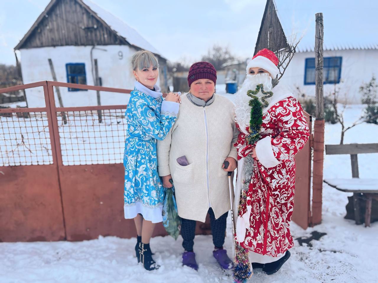 Перед Новым годом услышать добрые слова поздравлений и пожелания счастья и здоровья, получить подарок хочется каждому человеку - и детям, и взрослым Перед Новым годом услышать добрые слова поздравлений и пожелания счастья и здоровья, получить подарок хочется каждому человеку - и детям, и взрослым