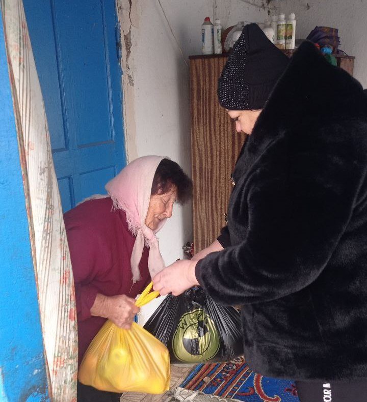 Перед Новым годом услышать добрые слова поздравлений и пожелания счастья и здоровья, получить подарок хочется каждому человеку - и детям, и взрослым Перед Новым годом услышать добрые слова поздравлений и пожелания счастья и здоровья, получить подарок хочется каждому человеку - и детям, и взрослым