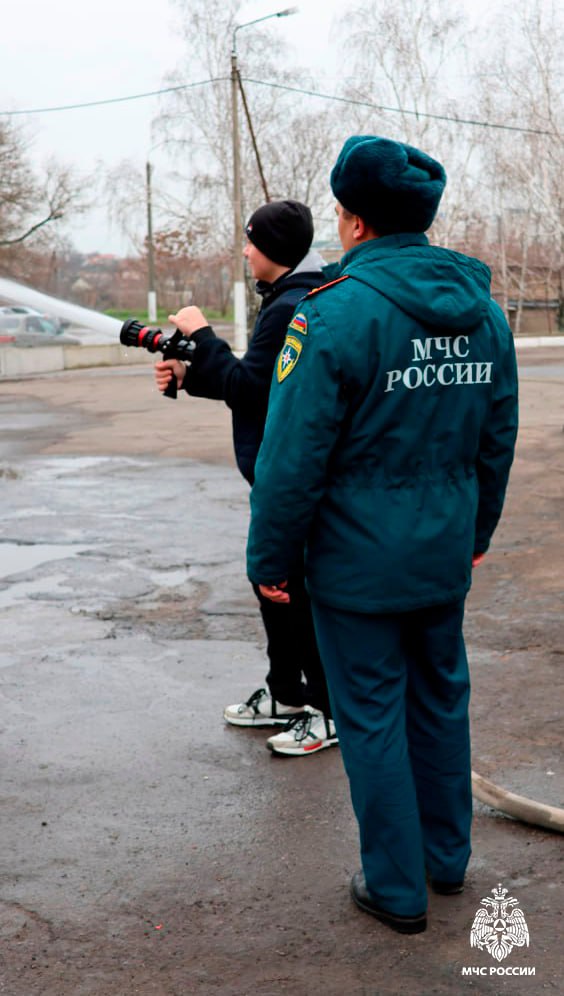 В преддверии Дня Спасателя Российской Федерации в Мелитополе сотрудники МЧС России провели увлекательную экскурсию для будущих специалистов В преддверии Дня Спасателя Российской Федерации в Мелитополе сотрудники МЧС России провели увлекательную экскурсию для будущих специалистов