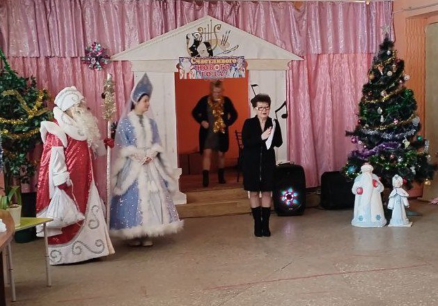 В преддверии Нового года для маленьких жителей с.Новогоровка в сельском доме культуры прошёл утренник «Поверьте в чудо, и сказка оживёт»