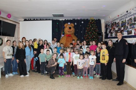 «Полицейский Дед Мороз» поздравил детей в Запорожской области