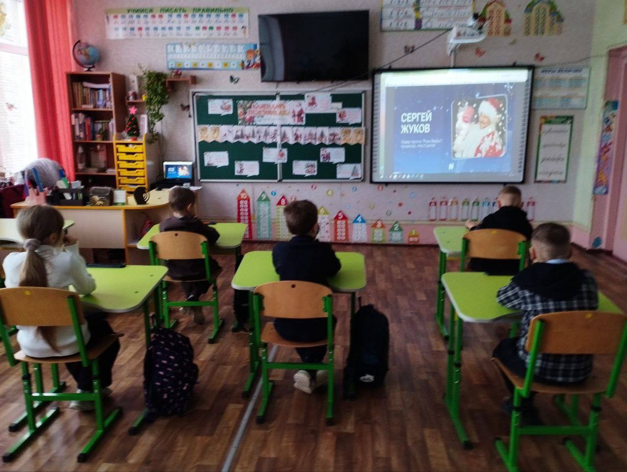 В преддверии Нового года, 29 декабря, в ГБУ ОО ЗО "Партизанская школа-детский сад" прошли внеурочные занятия из цикла "Разговоры о важном"