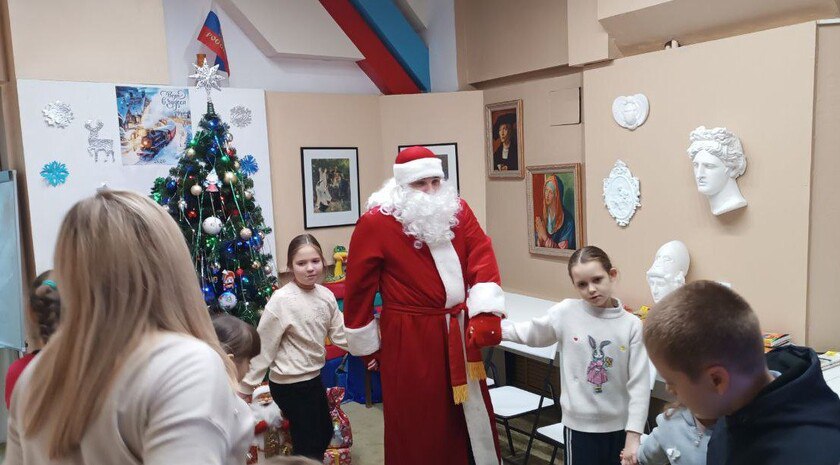 Детям из прифронтовых сел Токмака устроили новогоднюю сказку